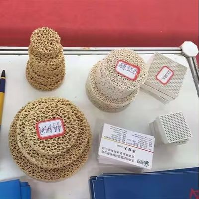 Disegni personalizzati Piastra di filtraggio ceramica di schiuma di allumina Fusione di blocchi di filtraggio di schiuma ceramica