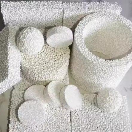 Disegni personalizzati Piastra di filtraggio ceramica di schiuma di allumina Fusione di blocchi di filtraggio di schiuma ceramica